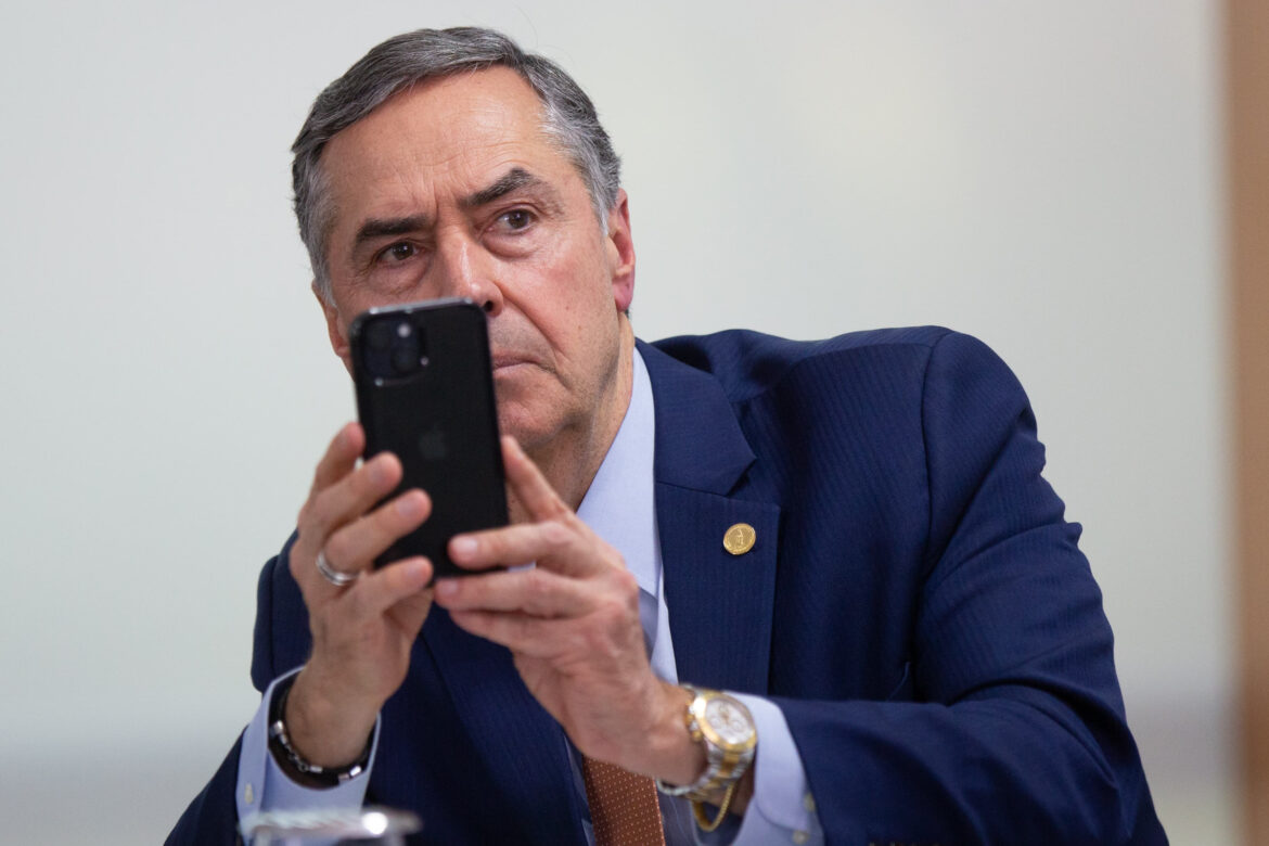 barroso-da-recado-a-assessores-que-o-indagam-sobre-permanencia-no-stf