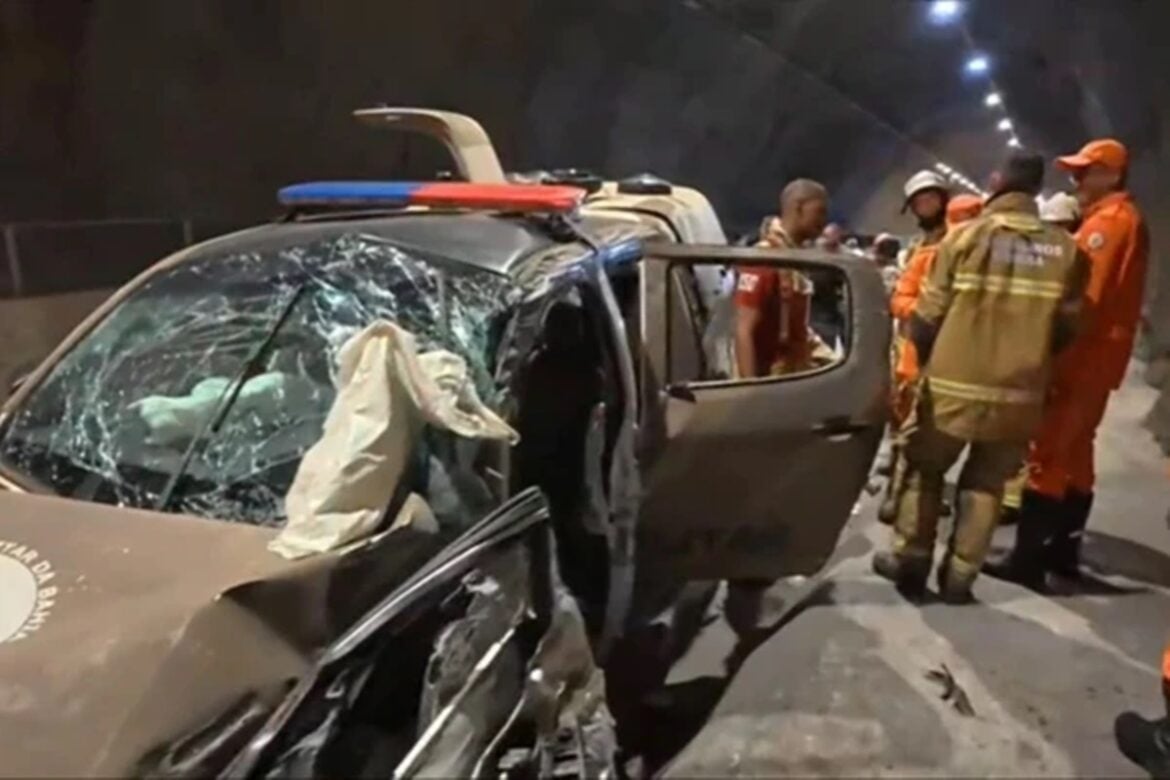 ba:-viatura-capota-durante-perseguicao-e-pm-fica-preso-as-ferragens