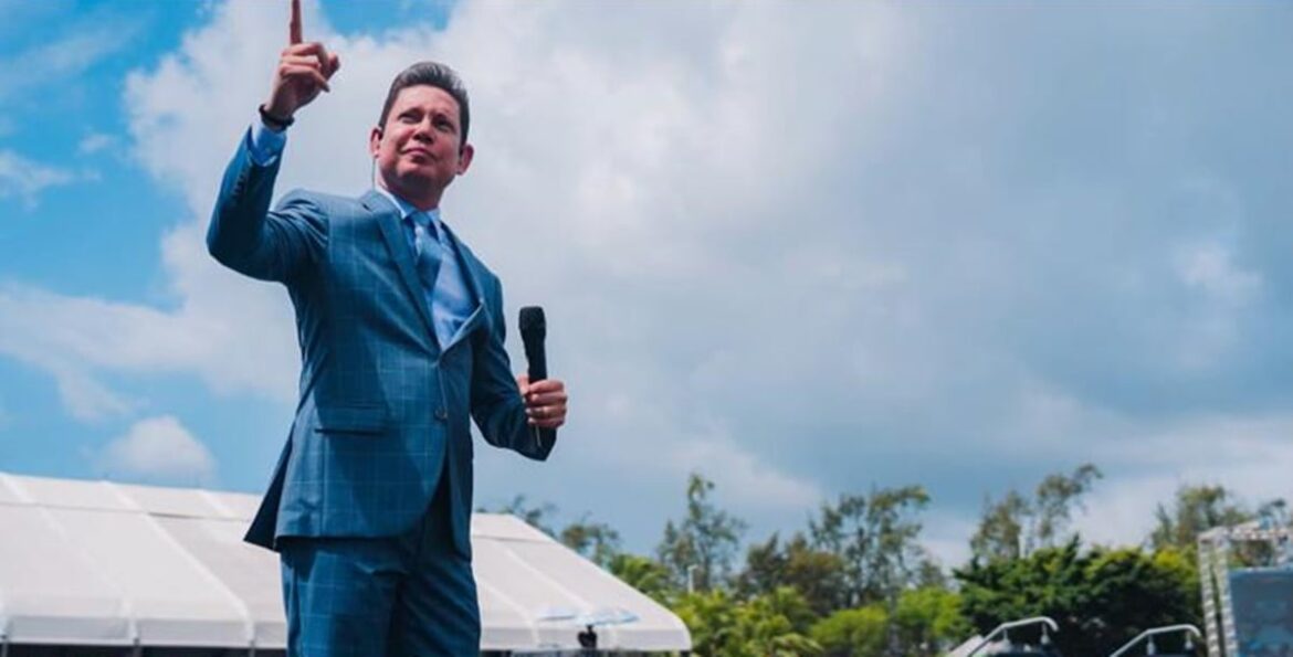 com-oracoes-online,-bispo-bruno-leonardo-reune-milhoes-de-fieis-ao-redor-do-mundo