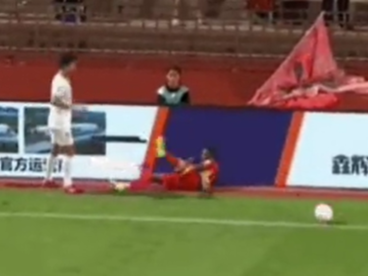 lance-desleal-no-futebol-chines-deixa-jogador-com-risco-de-paraplegia.-saiba-mais!
