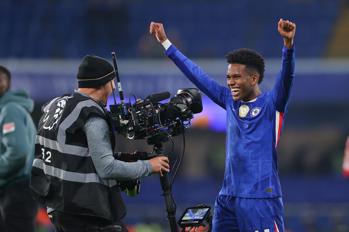 chelsea-destaca-coincidencia-na-carreira-de-estevao-para-cutucar-rival