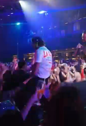 mulher-pega-nas-partes-intimas-de-ze-felipe-durante-show-em-casa-noturna