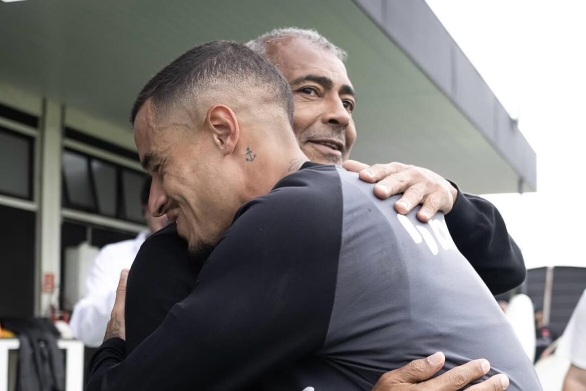 visita-ilustre:-romario-comparece-no-ct-do-vasco