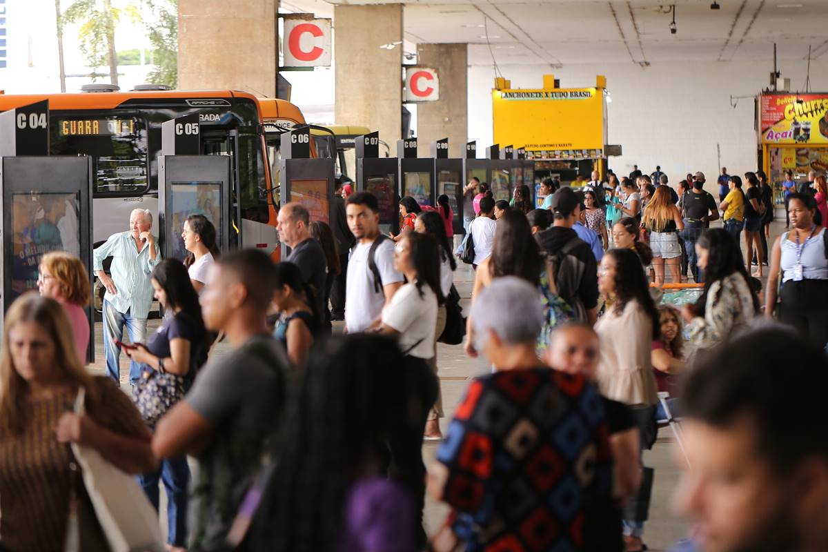 ibge:-77%-dos-trabalhadores-que-usam-onibus-passam-ate-2h-em-transito