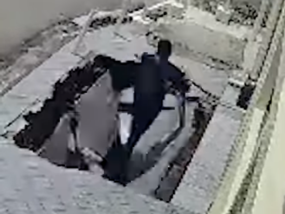 homem-e-engolido-por-buraco-apos-desabamento-de-calcada-em-manaus