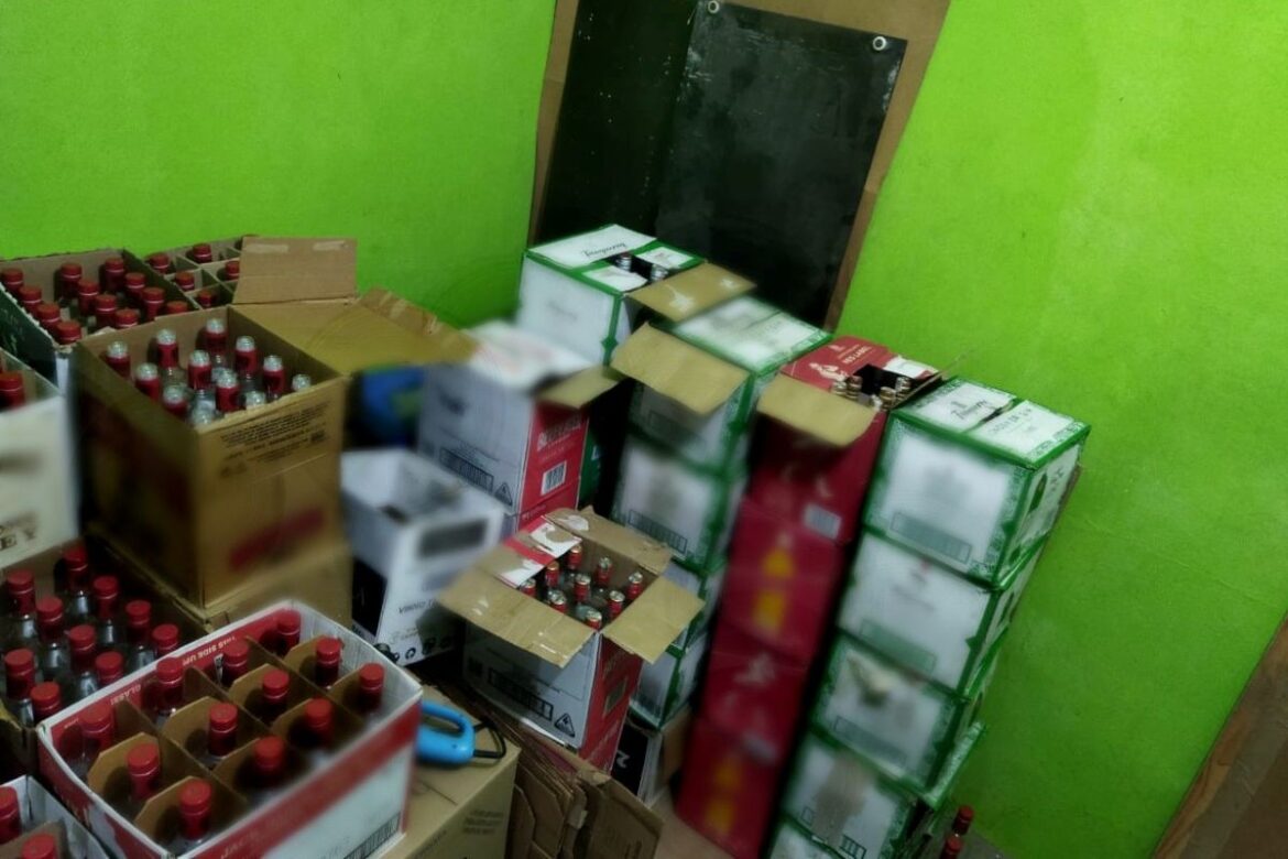 fabrica-suspeita-de-vender-bebidas-com-metanol-que-mataram-2-e-fechada