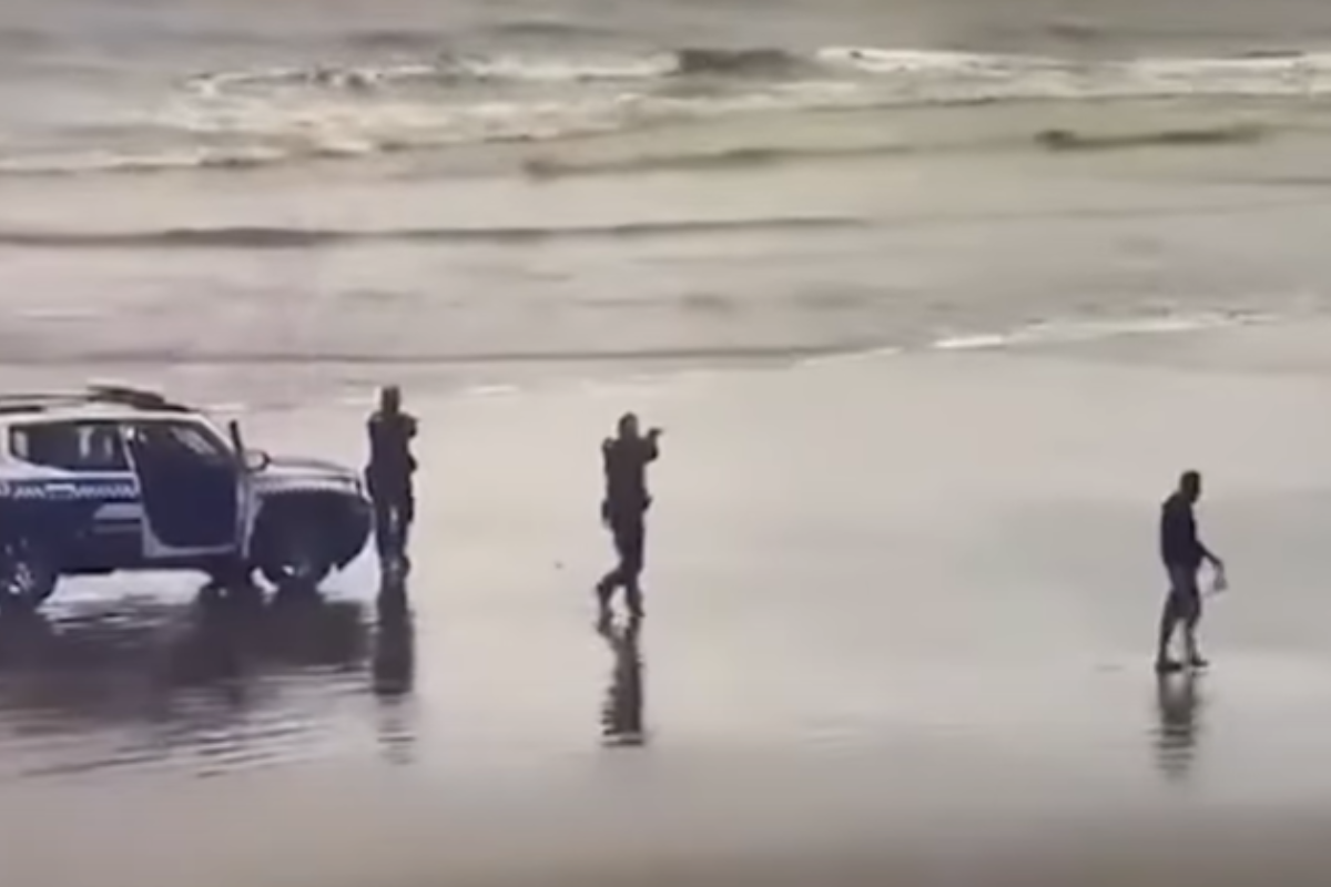 homem-aponta-arma-falsa-para-gcms-e-e-baleado-e-preso-em-praia-de-sp