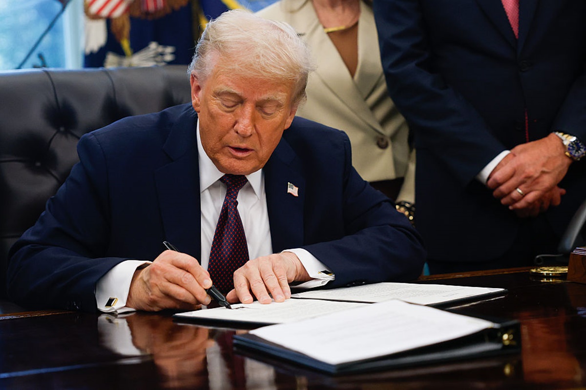 trump-anuncia-tarifa-adicional-de-100%-contra-a-china