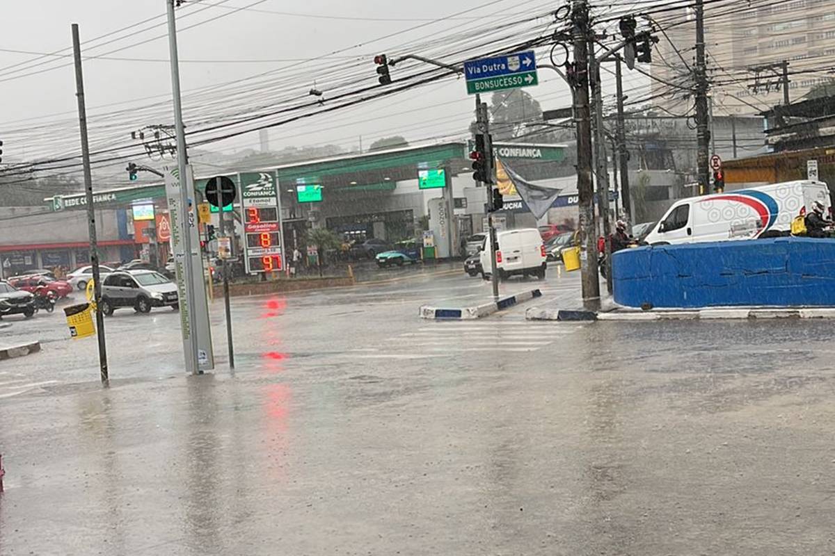 chuva-causa-alagamentos-em-sp-nesta-sexta-feira-(10/10).-veja-imagens
