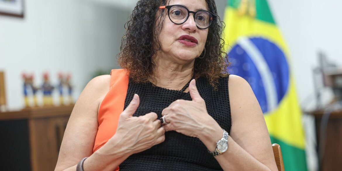 vacina-brasileira-de-covid-ajuda-a-combater-negacionismo,-diz-ministra