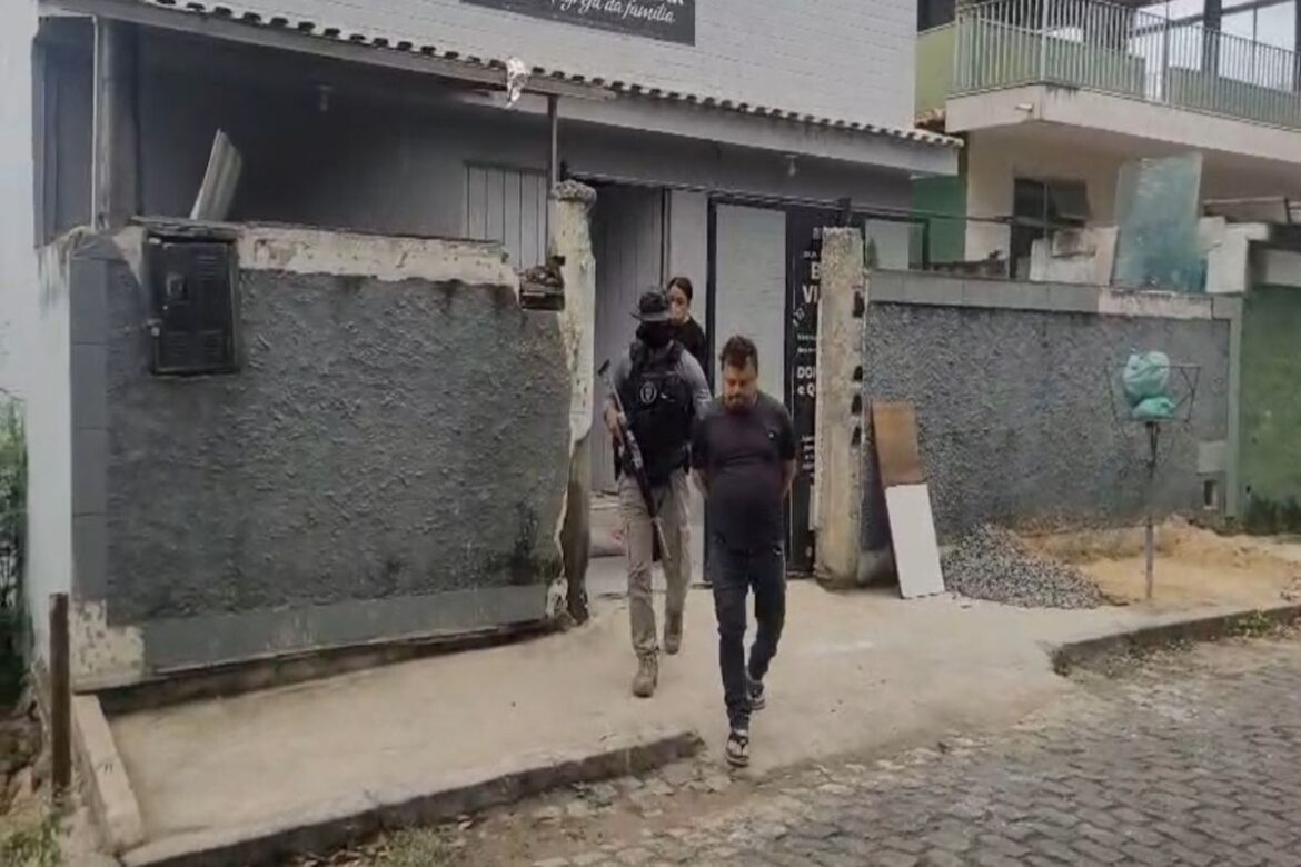 suspeito-de-matar-homem-a-facadas-e-esconder-corpo-em-lote-e-preso