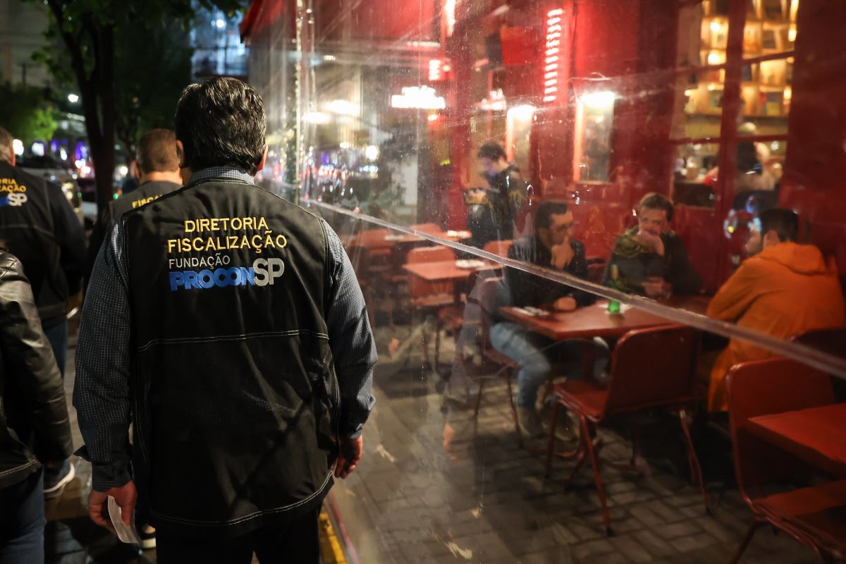 procon-fiscaliza-mil-bares-em-acao-contra-bebida-adulterada-em-sp