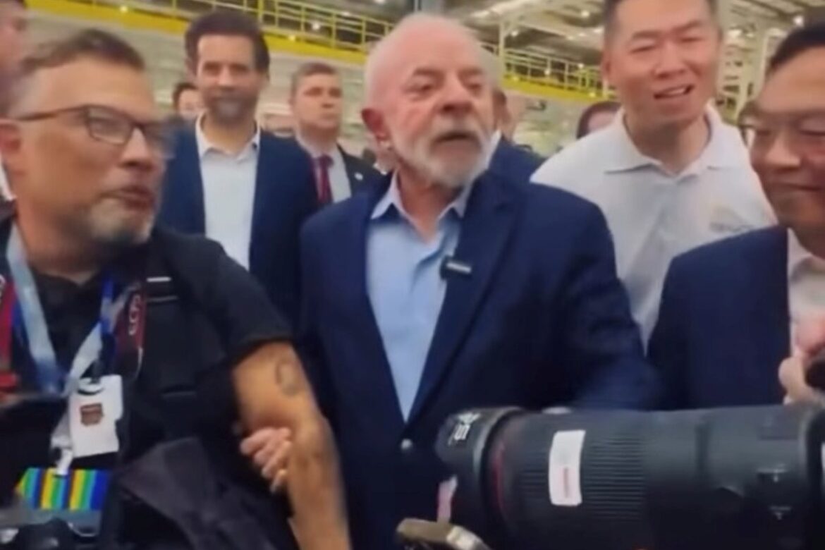 lula-e-surpreendido-com-tatuagem-e-“declaracao-de-amor”-em-evento