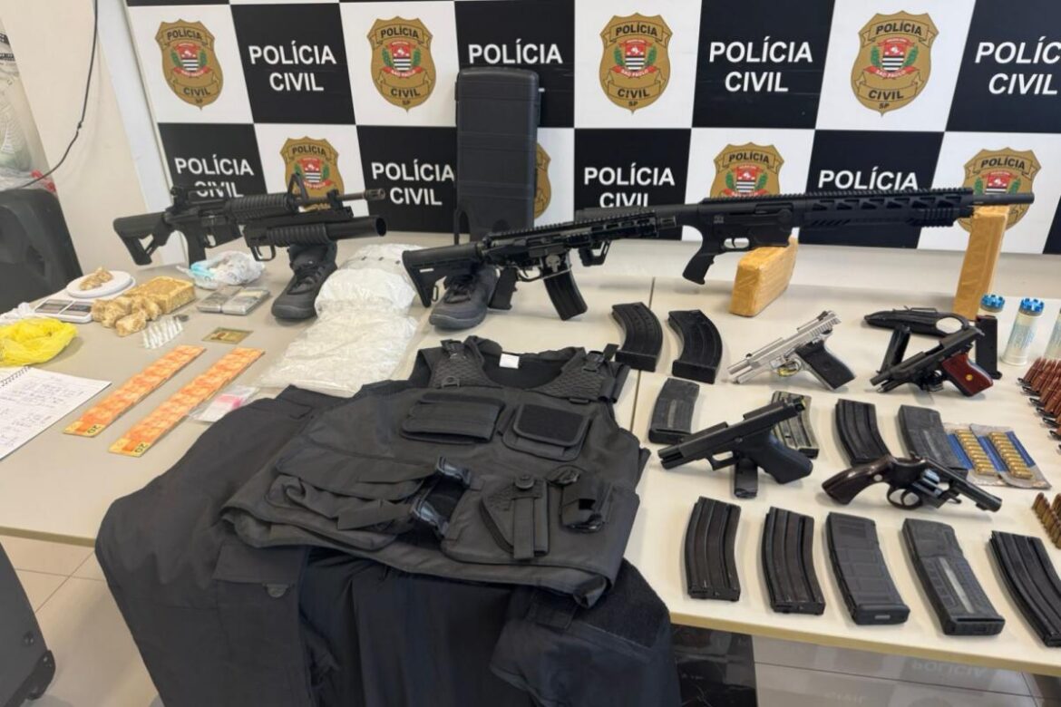 arsenal-“de-guerra”:-casal-e-preso-com-fuzis,-granadas-e-drogas-em-sp