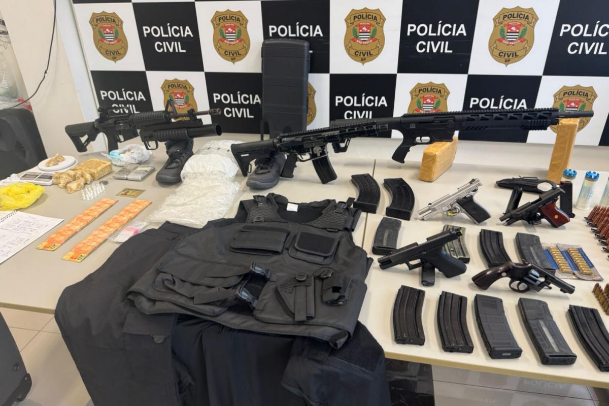 arsenal-“de-guerra”:-casal-e-preso-com-fuzis,-granadas-e-drogas-em-sp