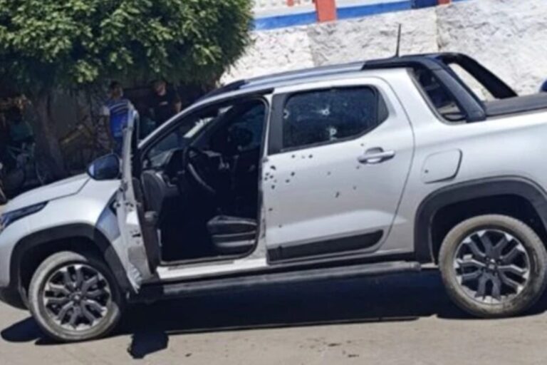 Bebê e dois adultos ficam feridos após carro ser metralhado na Bahia