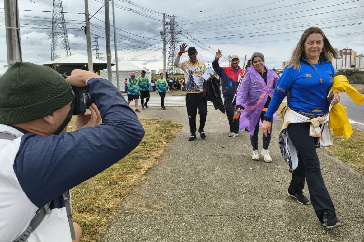 “paparazzi-de-romeiros”-registram-saga-de-fieis-a-caminho-de-aparecida