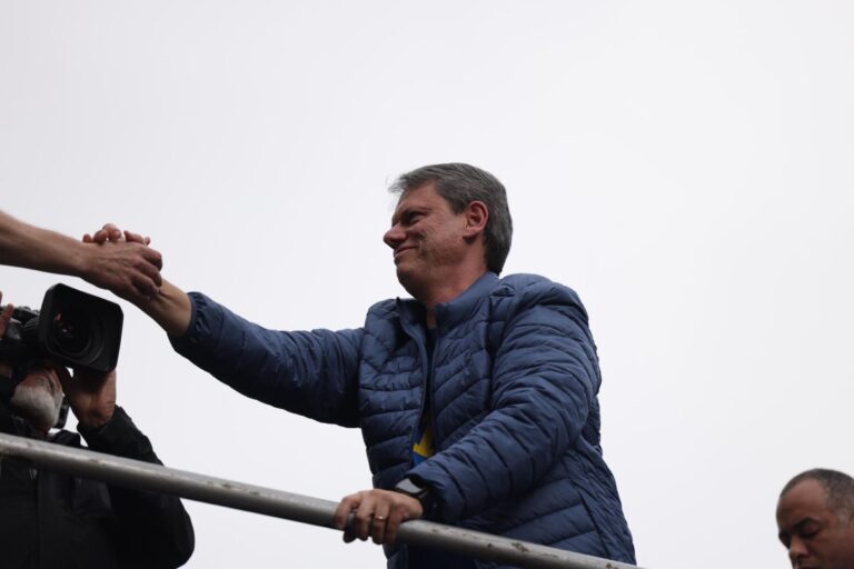A pedra de bom tamanho que atravanca o caminho de Tarcísio