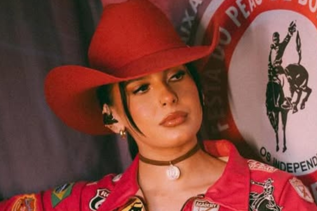 ana-castela-e-derrubada-por-influenciador-durante-show-em-sao-paulo