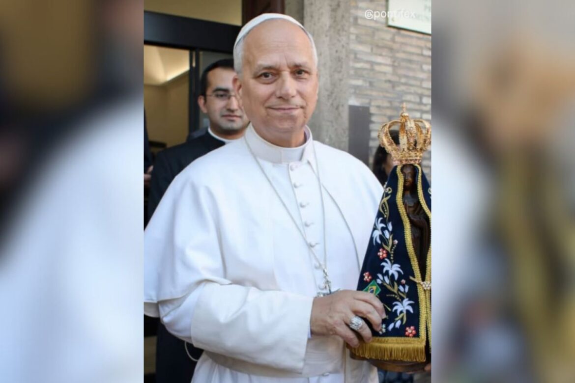 no-dia-de-aparecida,-papa-leao-xiv-posta-foto-com-imagem-da-padroeira