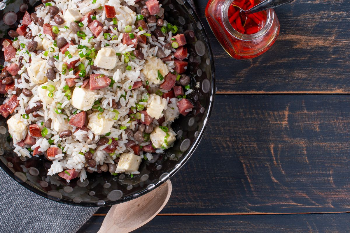 arroz-com-carne-e-linguica:-aposte-na-receita-e-surpreenda-a-familia