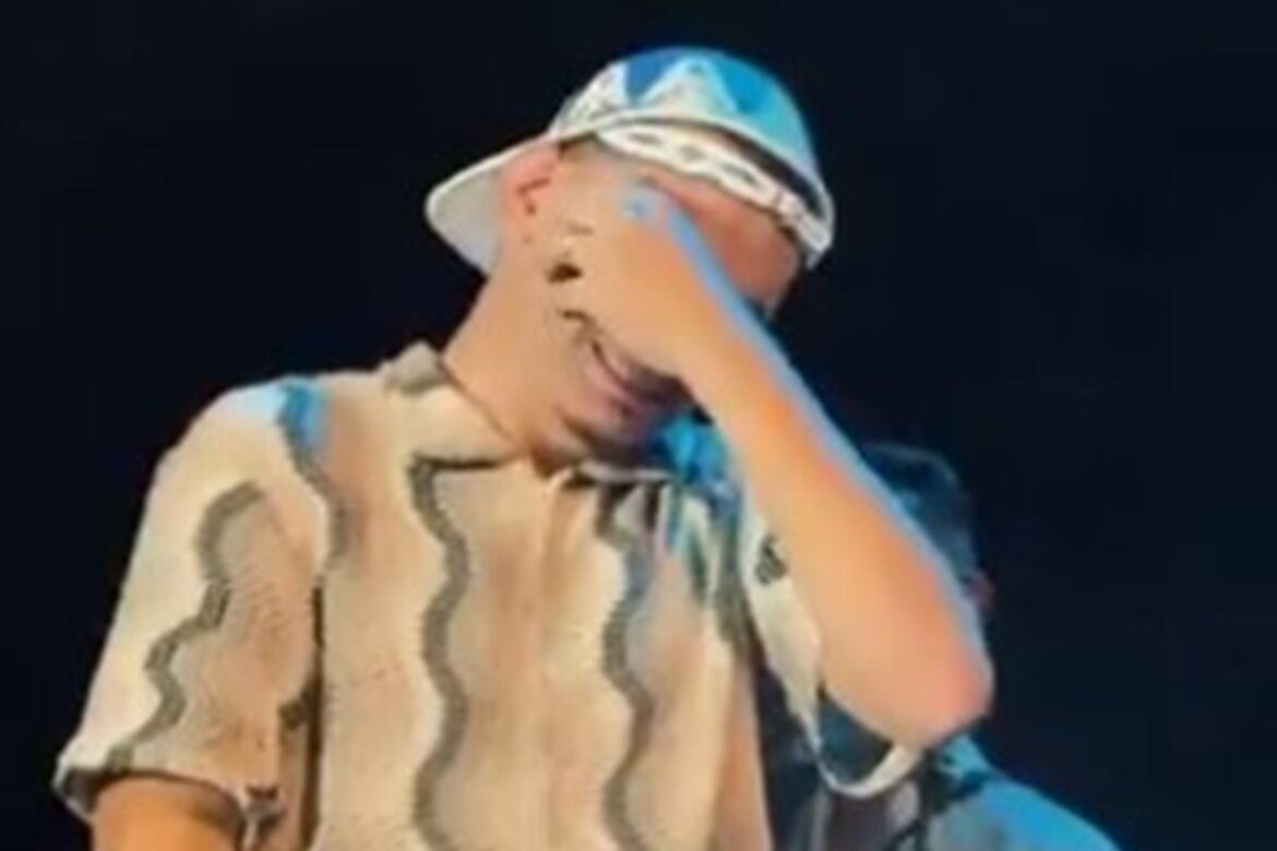 video:-joao-gomes-chora-ao-reecontrar-professora-durante-show