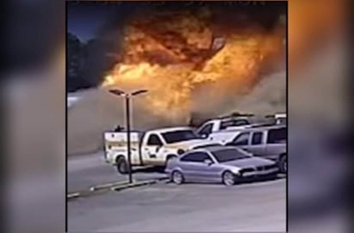 aviao-cai-sobre-caminhoes-e-deixa-2-mortos-nos-eua.-veja-video