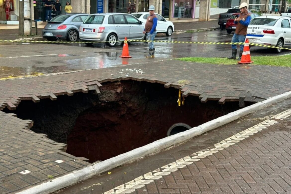 chuva-forte-abre-cratera-enorme-em-avenida-no-parana