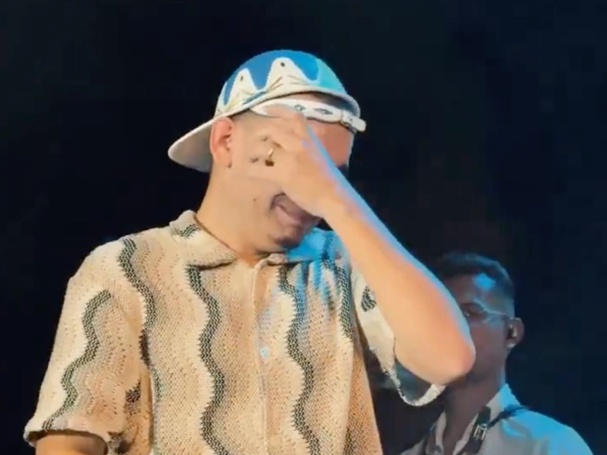 joao-gomes-chora-ao-reencontrar-professora-que-o-alfabetizou,-durante-show