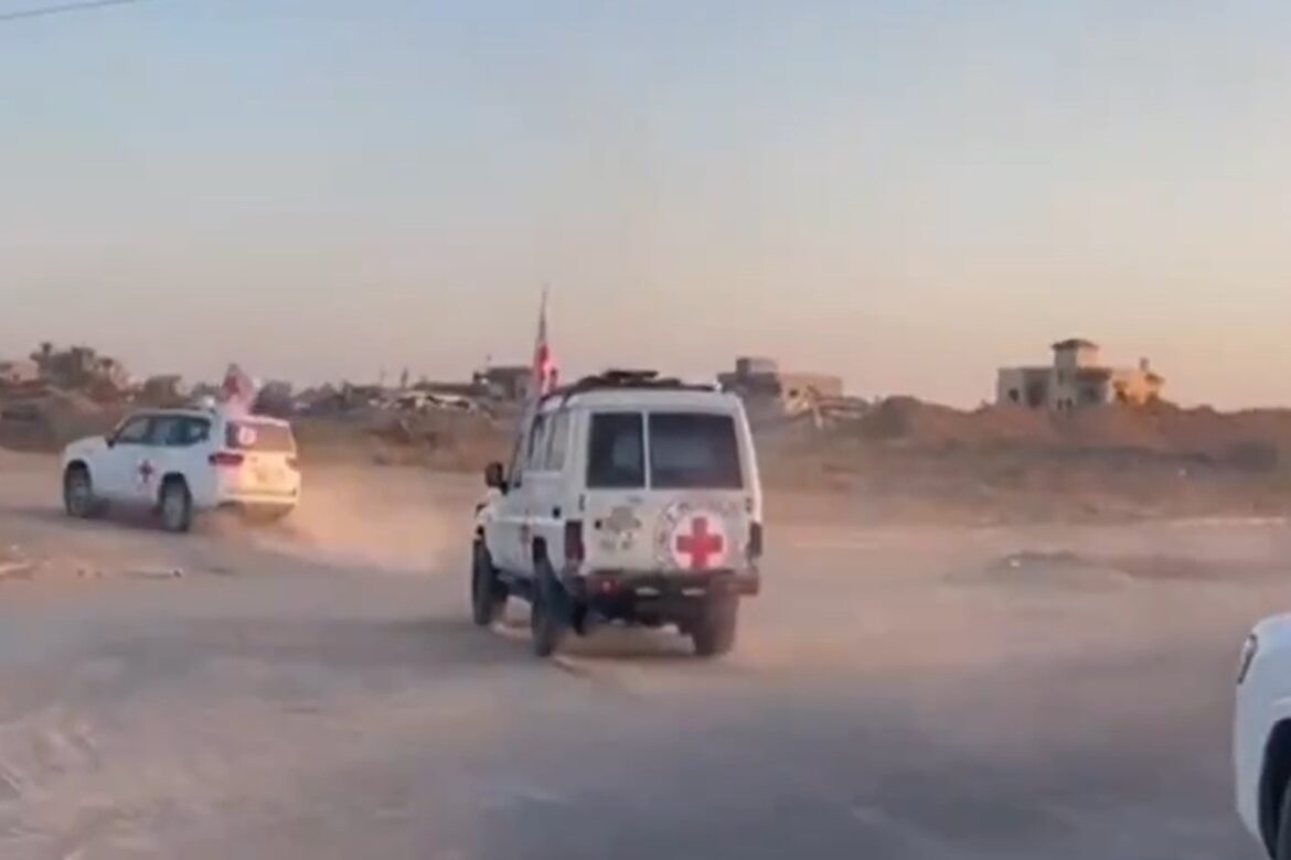 cruz-vermelha-transporta-restos-mortais-de-refens-israelenses;-video