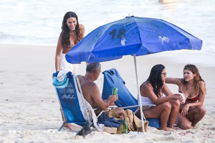 bruna-marquezine-aproveita-dia-de-sol-em-praia-no-rio-de-janeiro-com-a-familia