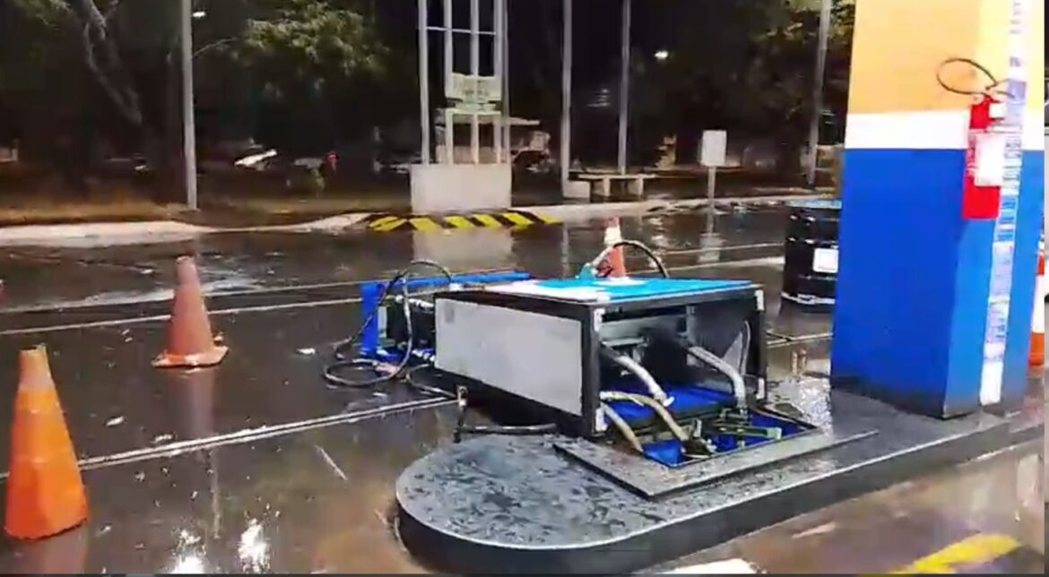 temporal-com-rajadas-de-vento-arranca-bombas-de-combustivel-em-posto-no-df