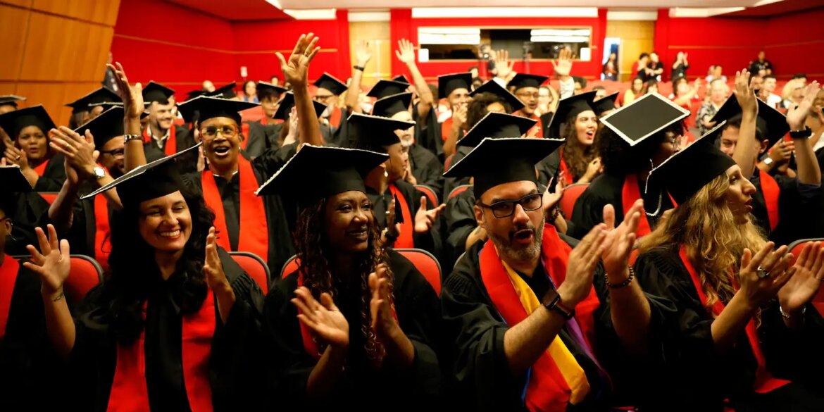 formandos-da-universidade-das-quebradas-celebram-periferia-na-abl