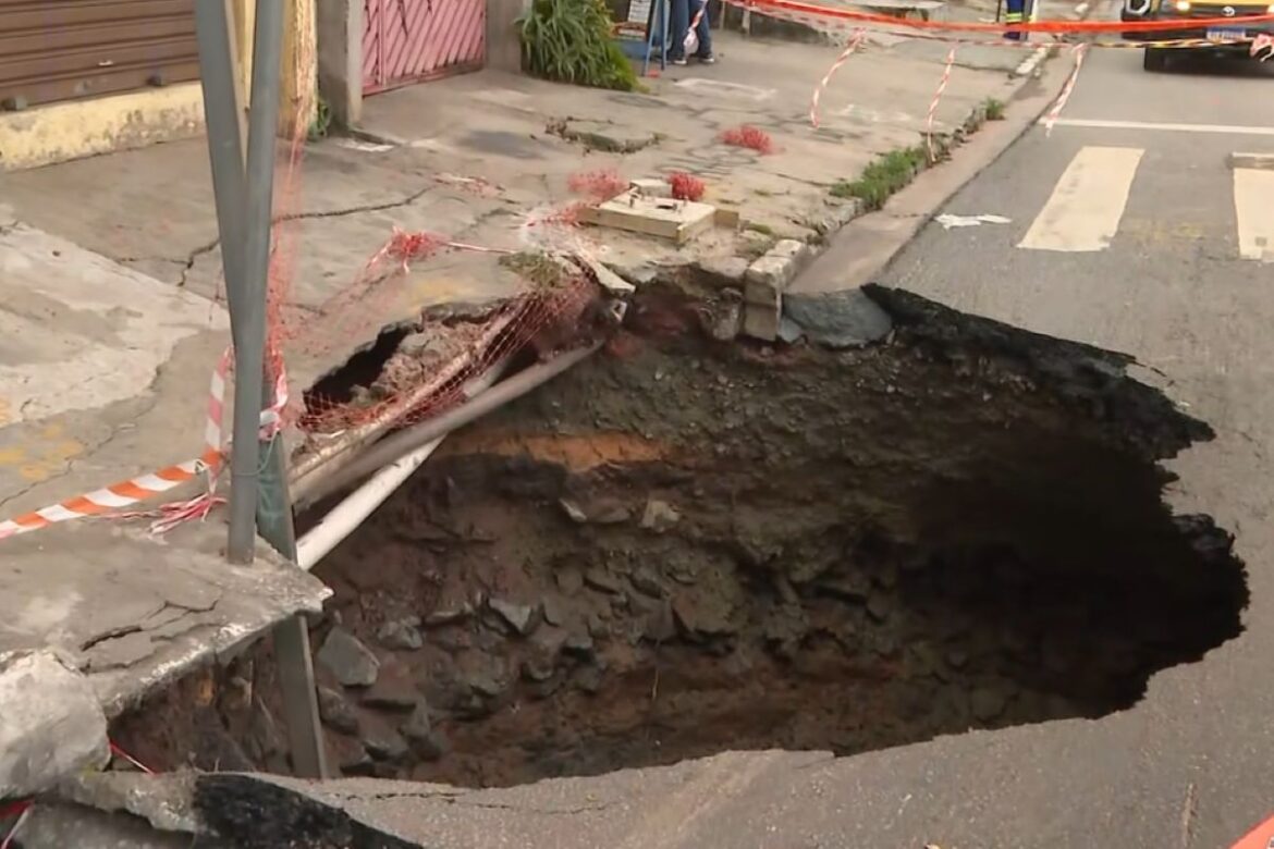 abertura-de-cratera-interdita-faixas-e-afeta-onibus-na-vila-sonia
