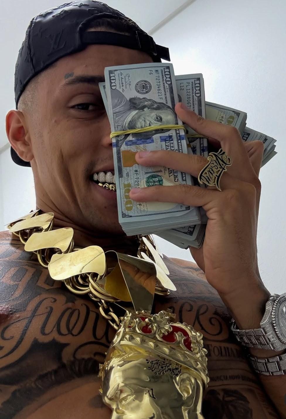 mulher-de-buzeira,-preso-pela-pf,-defende-influenciador:-“ele-e-inocente,-nao-e-justo!”