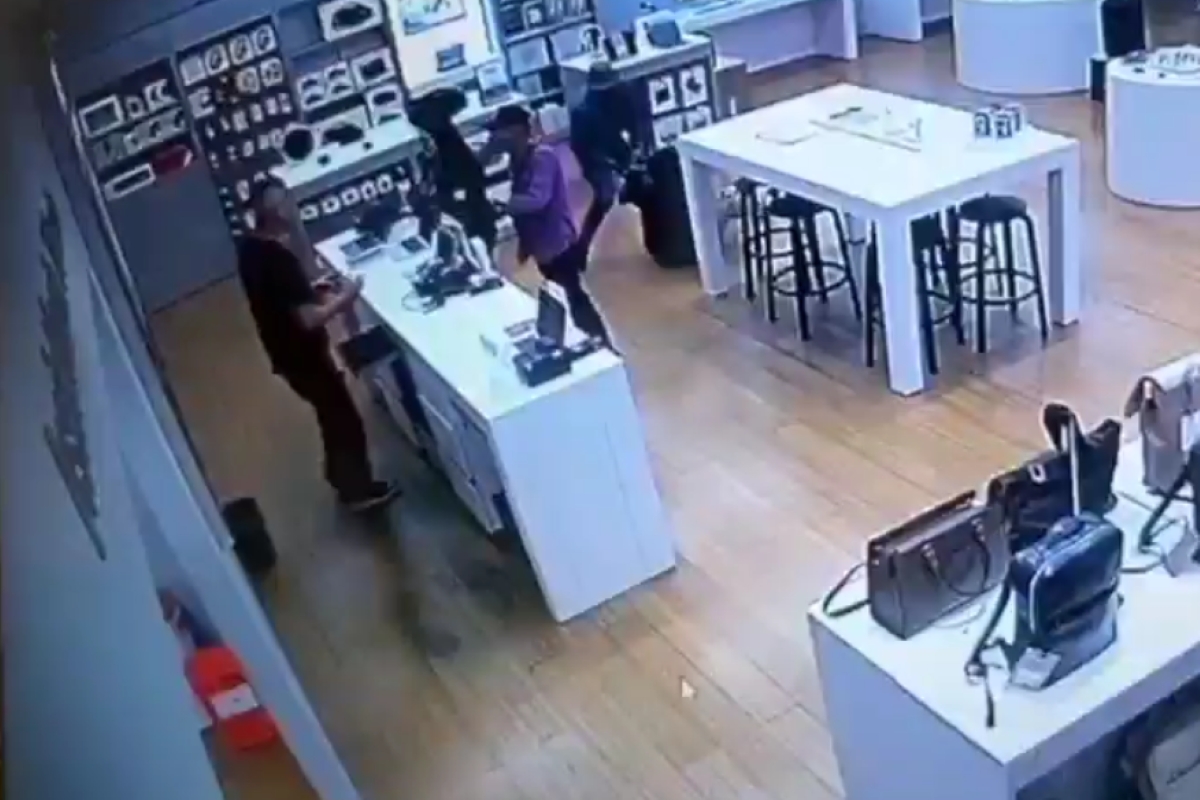 video:-trio-que-roubou-loja-em-shopping-levou-r$-100-mil-em-aparelhos