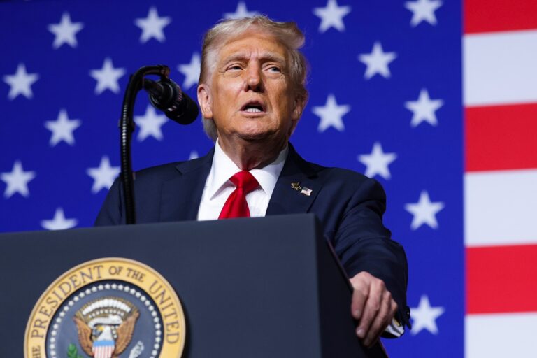 Presidente dos EUA posta vĂdeo de IA com jato âKing Trumpâ despejando fezes em manifestantes