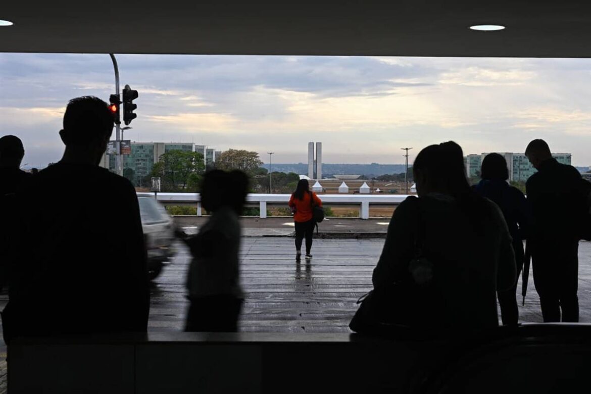 frente-fria-se-aproxima-e-chuvas-se-intensificam;-confira-o-clima