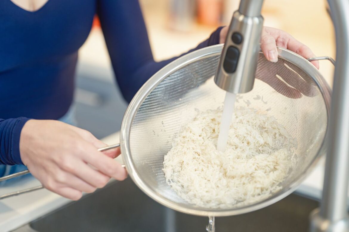 lavar-o-arroz-faz-diferenca-ou-nao?-nutricionista-esclarece