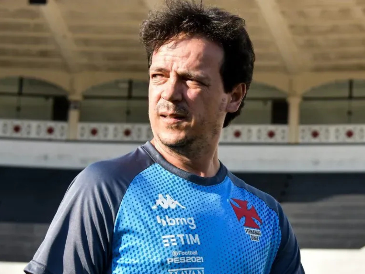 nao-aliviou!-diniz-empurra-jogadores-do-vasco-para-separar-briga-apos-jogo-com-fortaleza