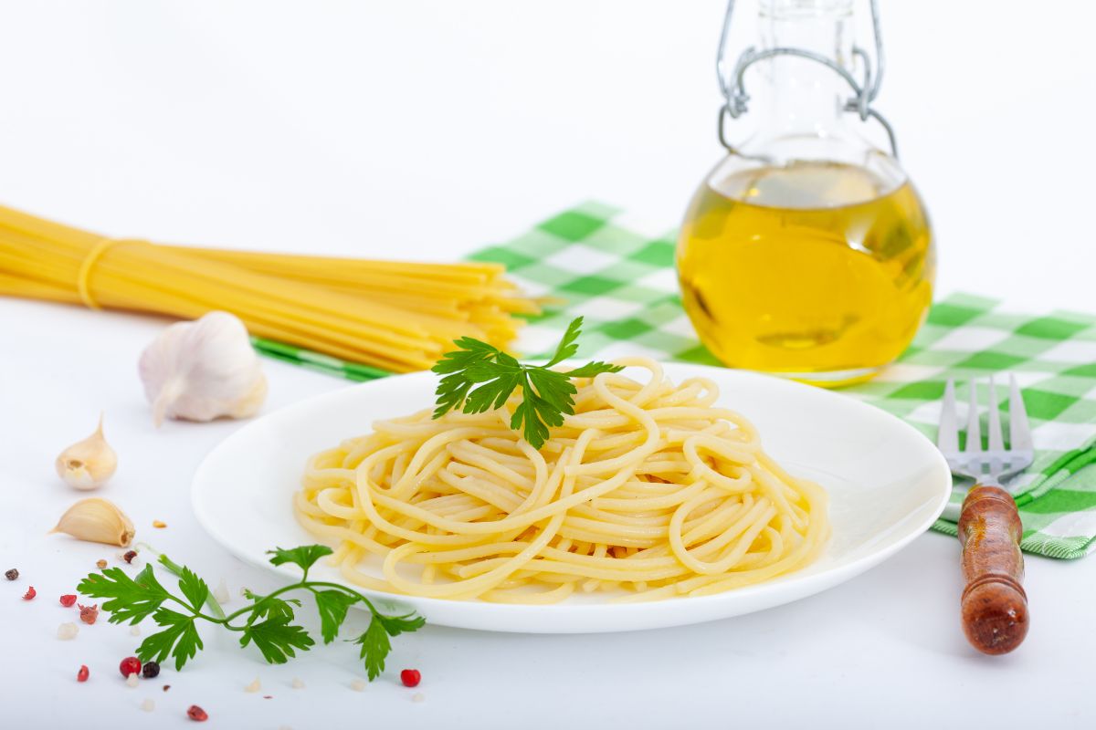 aprenda:-o-truque-de-chef-para-deixar-o-alho-e-oleo-cremoso-e-perfeito