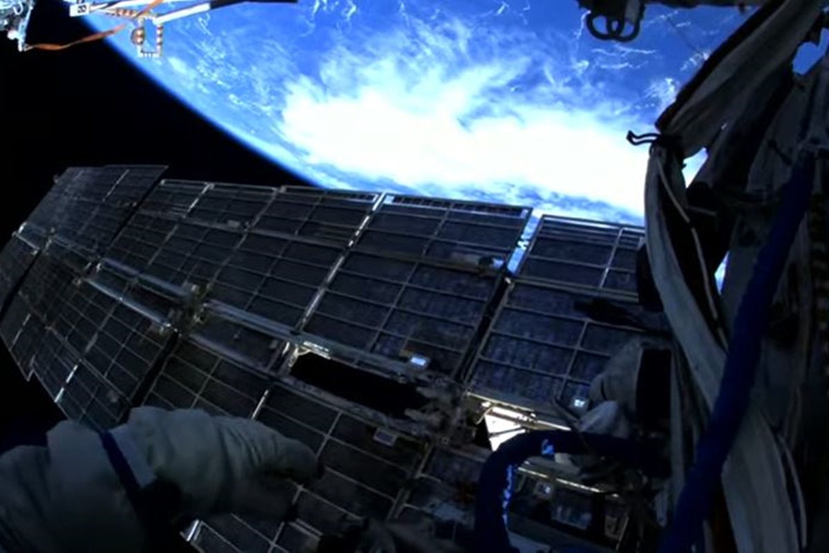 role-diferente:-astronautas-russos-caminham-fora-de-estacao-espacial