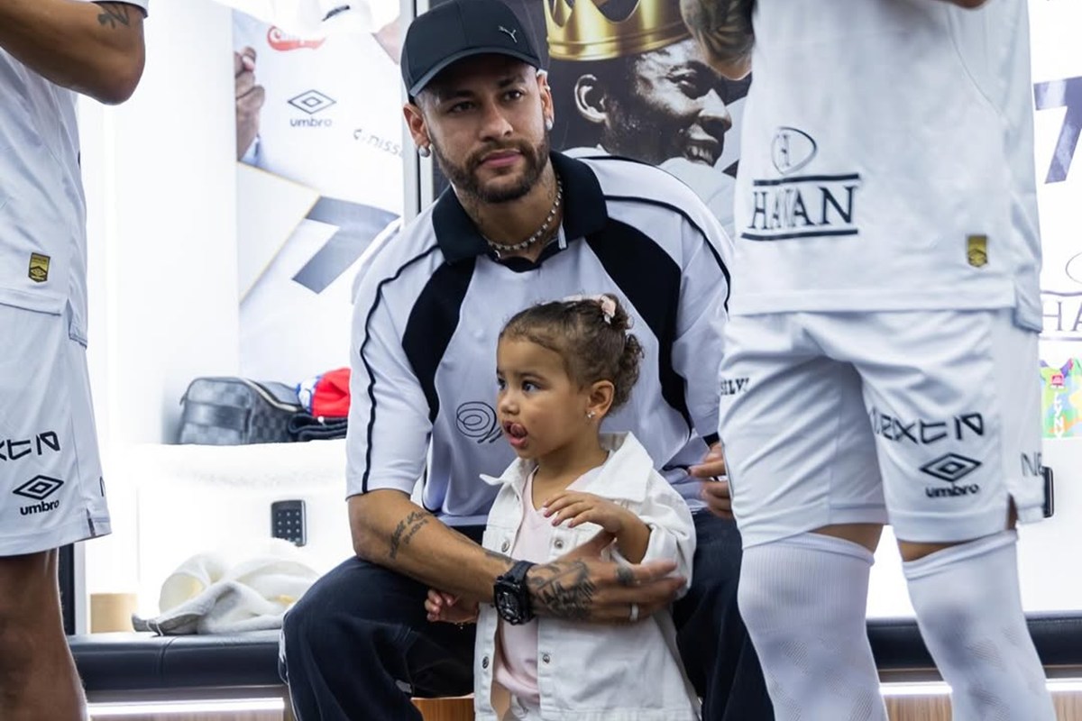 neymar-leva-mavie-ao-vestiario-antes-de-santos-x-corinthians;-assista