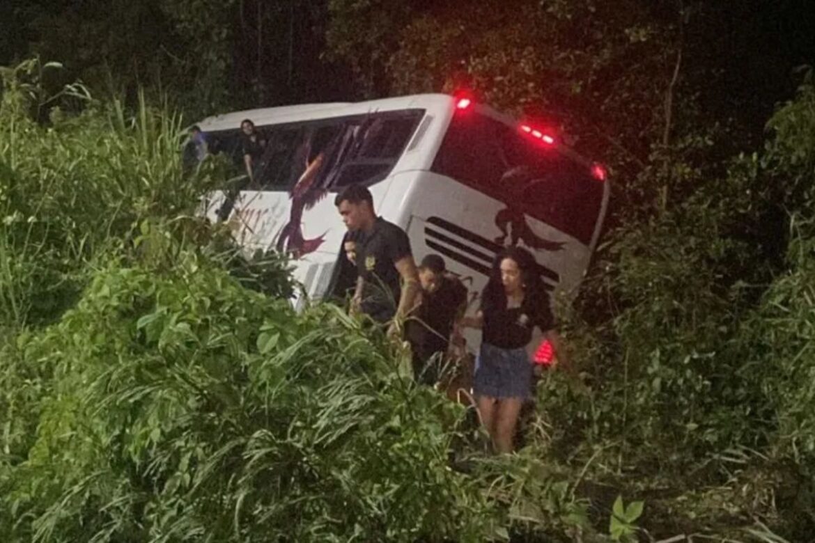 video:-onibus-com-estudantes-cai-de-ribanceira-em-maceio