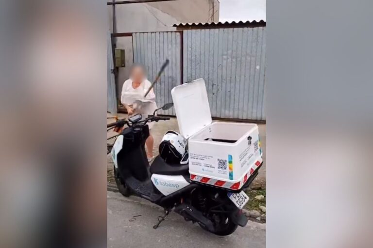 Mulher quebra moto da Sabesp e joga pedra contra funcionário. Veja