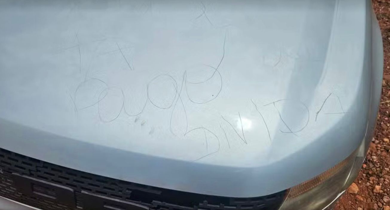 mulher-e-encontrada-morta-com-olho-arrancado-e-bilhete:-“ta-pago”