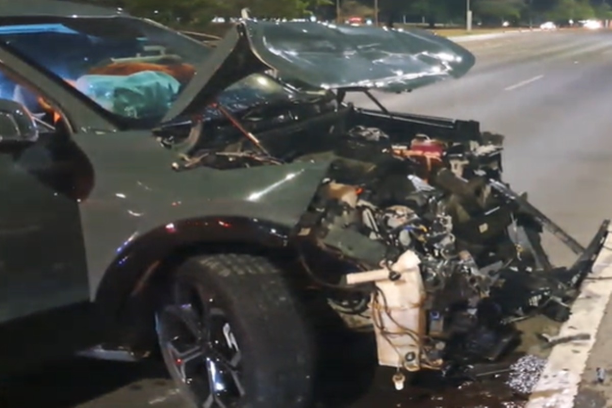 carro-fica-destruido-apos-colisao-entre-veiculos-no-eixao.-veja-fotos