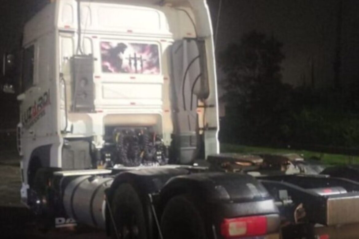 caminhoneiro-bebado-dirige-na-contramao-em-frente-a-pm-no-litoral