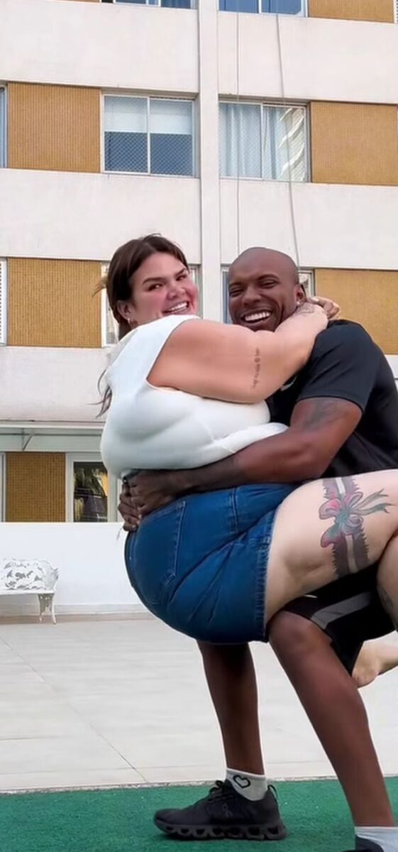 thais-carla-realiza-sonho-de-ser-carregada-pelo-marido-apos-perder-70kg