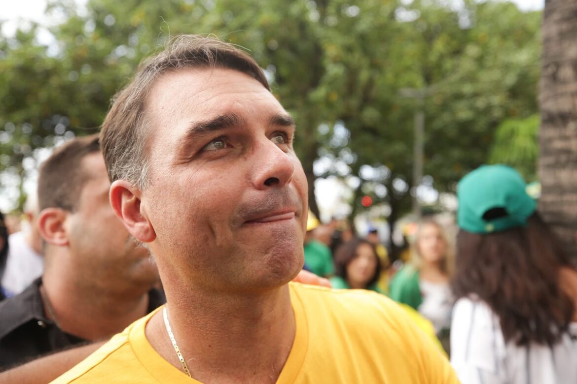 flavio-bolsonaro-visita-tumulo-de-olavo-de-carvalho.-“faz-muita-falta”